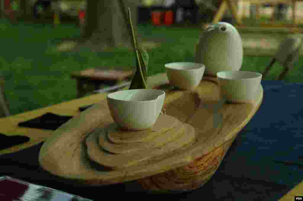 A tea set at the Smithsonian Folklife Festival in Washington, June 25, 2014. (Regina Catipon/VOA)