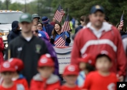 FILE - Christine Lui Chen (tengah), yang mencalonkan diri sebagai anggota senat, ikut serta dalam Parade Hari Peringatan Bridgewater di Bridgewater, New Jersey, 29 Mei 2017.