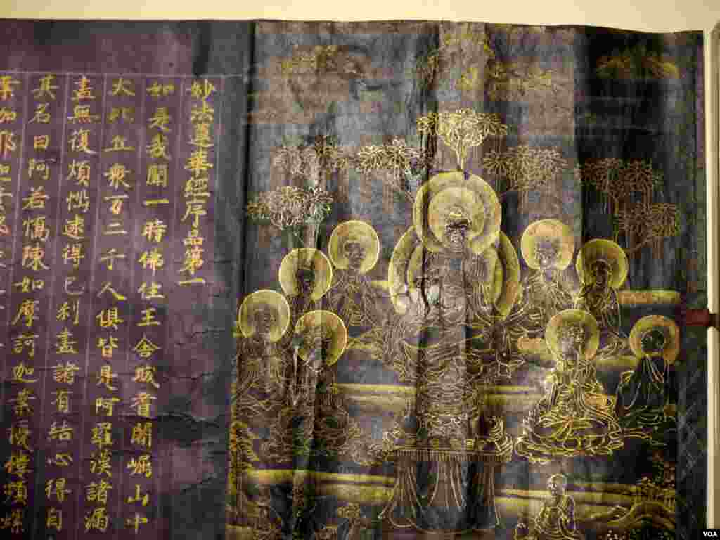 日本和尚在13世纪抄写的佛教莲华经（美国之音国符拍摄）