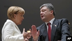 Ukraina prezidenti Petro Poroshenko (o'ngda) va Germaniya kansleri Angela Merkel Bryusselda, 30-avgust, 2014-yil