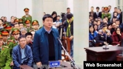 Ông Đinh La Thăng và ông Trịnh Xuân Thanh (trái) xuất hiện trước tòa tại Hà Nội, ngày 8/1/2018. (Ảnh: VietnamNet)