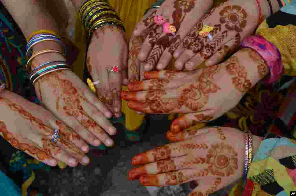 رنگین ساختن دستان با حنا یا خینه یکی دیگر از رواج های تجلیل از عید در میان زنان و دختران است.