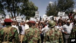 La police anti-émeute kenyane bloque le passage aux manifestants près de l'ambassade d'Israël à Nairobi Kenya, 9 janvier 2009. 