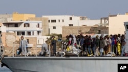 Ribuan migran yang selamat tiba di pantai Lampedusa, Italia selatan, Sabtu (2/5).