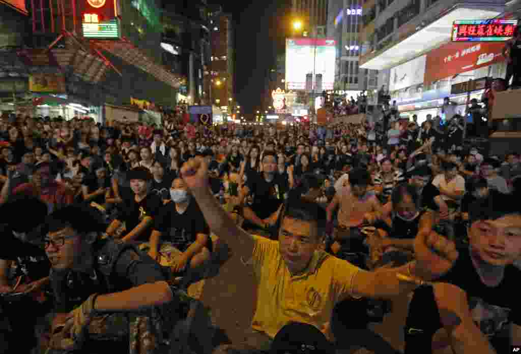 Hàng ngàn người biểu tình ủng hộ dân chủ tập trung tại quận Mongkok của Hồng Kông, ngày 29/9/2014. 