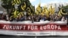 Arhiva - Demonstranti nose transparent "Budućnost za Evropu" tokom protesta ekstremno desničarkog pokreta Identitarian, u Berlinu, 17. juna 2017.