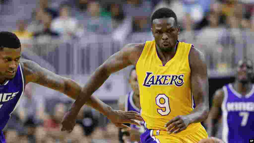 Luol Deng est un joueur professionnel anglo-soudanais de basket-ball. Il évolue actuellement en NBA aux Lakers de Los Angeles.