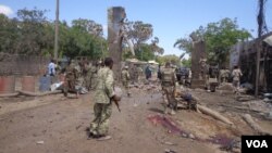 Pasukan Somalia melakukan patroli di kota Beledweyne pasca serangan di sana (foto: dok). Milisi antar suku Somalia terlibat bentrokan di Beledweyne, Senin 19/10. 