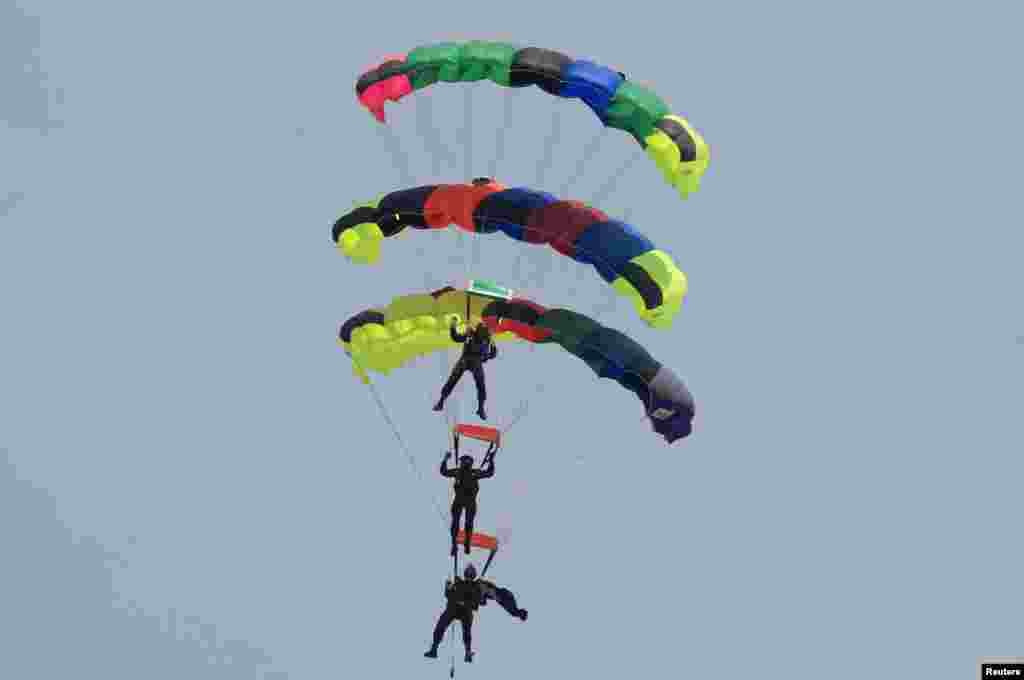 Pakistani paratroopers perform during the Pakistan Day parade in Islamabad, March 23, 2015.