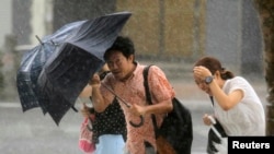 Mưa lớn đổ xuống đảo Okinawa do bão Neoguri, ngày 9/7/2014.