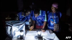 Les agents électoraux procèdent au dépouillement des votes au bureau de vote de Zanner à Goma le 30 décembre 2018.