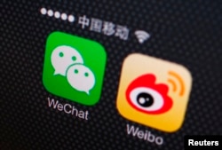 A picture illustration shows icons of WeChat and Weibo app in Beijing, Dec. 5, 2013.