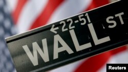 Un cartel con el nombre de la calle es visto frente a la Bolsa de Valores de Nueva York, en Wall Street, Nueva York.