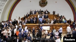 Cuando comenzaba su intervención el primer vicepresidente del Parlamento, Enrique Márquez, los simpatizantes del chavismo irrumpieron en la Cámara y boicotearon el debate. La paz se restableció media hora después y la sesión especial pudo continuar.