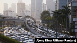 Lalu lintas macet saat akan diberlakukannya pembatasan sosial skala besar di tengah pandemi COVID-19 di Jakarta, 19 Mei 2020. (Foto: REUTERS/Ajeng Dinar Ulfiana)