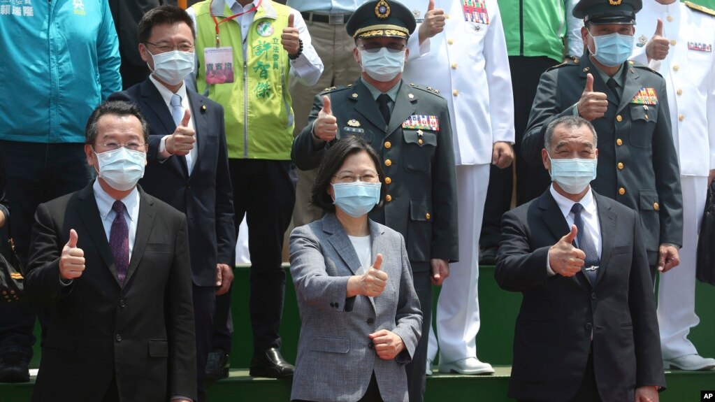 台湾总统蔡英文（中）出席台湾第一艘万吨级两栖船坞登陆舰下水和命名典礼。（2021年4月13日） 