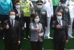 台湾总统蔡英文（中）出席台湾第一艘万吨级两栖船坞登陆舰下水和命名典礼。（2021年4月13日）