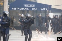 Specijalne policijske snage ispaljuju suzavac na učesnike protesta u Parizu