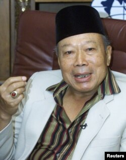 Saudara tiri mantan Presiden Soeharto, Probosutedjo, di Jakarta, 29 September 2000. (Foto: dok).