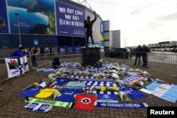 Kaos-kaos dan berbagai suvenir untuk menghormati Emiliano Sala tampak di luar Stadion Cardiff City, Cardiff, Inggris, 23 Januari 2019.