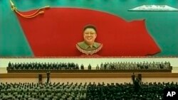 Lãnh tụ Bắc Triều Tiên Kim Jong Un tham dự sự kiện đánh dấu kỷ niệm năm thứ hai ngày cha ông Kim Jong Il qua đời ở Bình Nhưỡng, ngày 17/12/2013. 