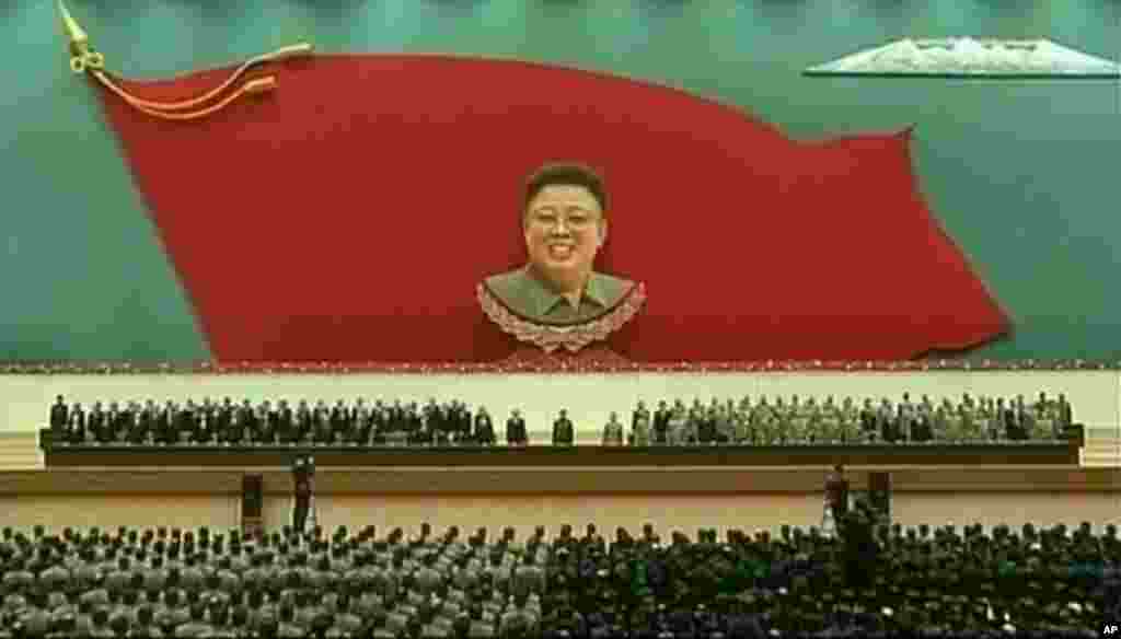 17일 북한 김정은 국방위원회 제1위원장이 참석한 가운데 김정일 사망 2주기 참배 행사가 열렸다.