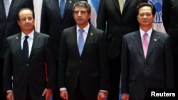 French President Francois Hollande (L), Bulgarian President Rosen Asenov Plevneliev (C) and Vietnam's Prime Minister Nguyen Tan Dung join other leaders for the opening ceremony of the ASEM Summit in Vientiane November 5, 2012.