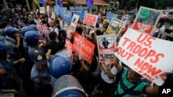 菲律賓民眾在美領事館外示威反對美菲防衛合作。