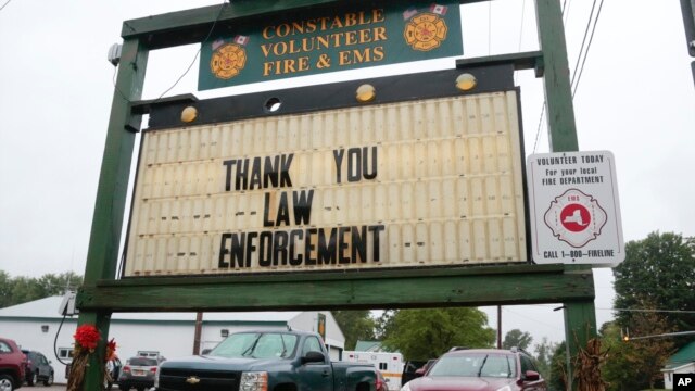Un letrero de los bomberos en Constable, Nueva York, agradeciendo la captura del prófugo David Sweat.