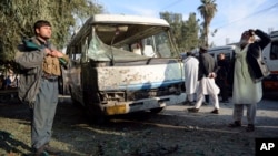 Polisi Afghanistan mengamankan lokasi serangan bunuh diri di provinsi Nangarhar, Afghanistan timur, Kamis (23/11). 