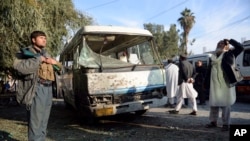 阿富汗保安部队保护贾拉拉巴德炸弹袭击现场