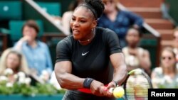 Serena Vilijams u meču prvog kola Rolan Garosa protiv Kristine Pliškove (Foto: Reuters/Pascal Rossignol)