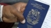 Un migrante venezolano tiene su pasaporte en una cola para obtener un permiso de residencia temporal fuera de la oficina de inmigración en Lima, Perú, 20 de agosto de 2018. REUTERS/Mariana Bazo
