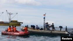17일 사고 해역에서 필리핀 해안경비대가 실종자 수색작업을 벌이고 있다.