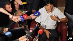 Tổng thống Bolivia Evo Morales nói chuyện các nhà báo tại sân bay Schwechat, Áo, 3/7/13