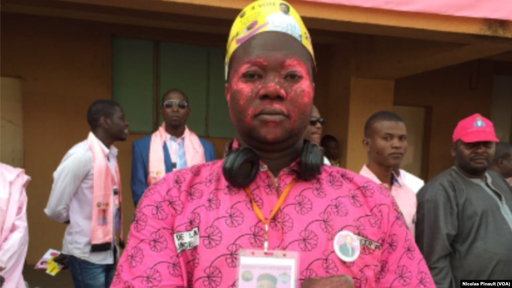 Un militant PNDS&nbsp; s&#39;est peint le visage en rose pour soutenir Mahamadou Issoufou lors du meeting au stade Seyni Kountché de Niamey, 18 février 2016&nbsp;(VOA/Nicolas Pinault)