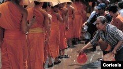 ພິທີແຫ່ວໍ ສົງນໍ້າພຣະ ທີ່ນະຄອນຫລວງພຣະບາງ 