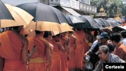 ພິທີ່ຫົດສົງພະບຸນປີໃໝ່ ທີ່ນະຄອນຫຼວງພະບາງ