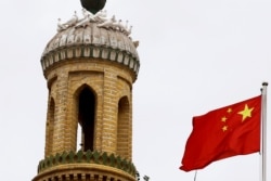Bendera China berkibar di kubah Masjid Id Kah di Kota Tua di Kashgar, Wilayah Otonomi Xinjiang Uighur, China, 6 September 2018.