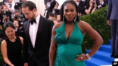Pregnant Serena Williams Poses Naked On Magazine Cover