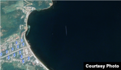 7월25일 촬영된 ‘디지털글로브’의 위성사진. 마양도 북쪽으로 약 1km 떨어진 해상에서 75m 길이의 잠수함이 기동 중인 모습이 보인다.