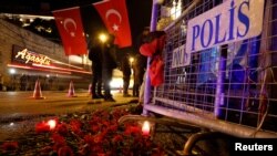 Des fleurs déposées devant le Reina, Istanbul, le 1er janvier 2017. (REUTERS/Umit Bektas)