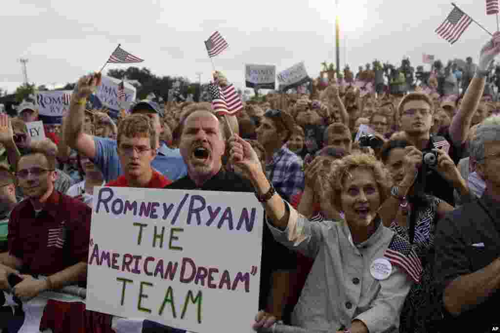 Публика приветствует кандидата в президенты США, бывшего губернатора штата Массачусетс Митта Ромни и его напарника, кандидата в вице-президенты конгрессмена Пола Райана. Ваукэш, 12 августа 2012 года.