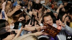 Actor Simon Pegg takes a selfie with fans during a promotional event for his latest film "Star Trek Beyond" in Seoul, South Korea, Aug. 16, 2016.