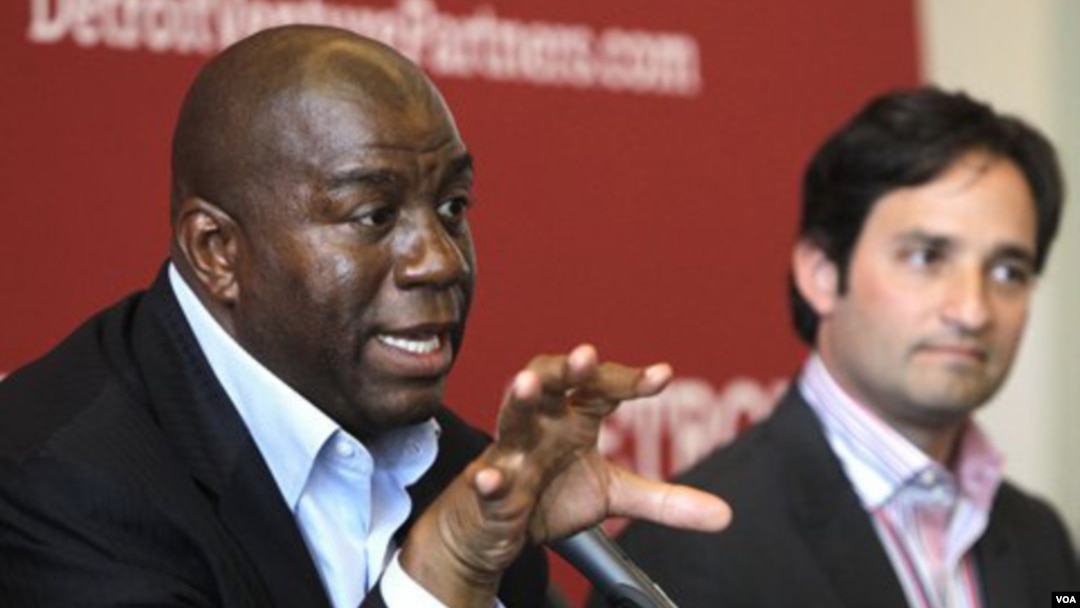 Magic Johnson (kiri) mengecam komentar rasis Donald Sterling dan berminat menjadi pemilik baru klub NBA LA Clippers (foto: dok).