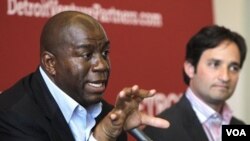 Magic Johnson, quien se hace parte del muro de la fama del baloncesto, es ahora un hombre de negocios y activista del VIH.