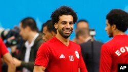 Mohamed Salah sourit lors de l'entraînement de l'Egypte au Mondial 2018, Russie, le 18 juin 2018. 