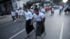 လမ်းလျှောက်ပွဲ ဆင်နွဲှနေကြတဲ့ မသန်စွမ်းသူတချို့ကို ရန်ကုန်မြို့မှာတွေ့ရ။ (အောက်တိုဘာ ၁၅၊ ၂၀၁၃)