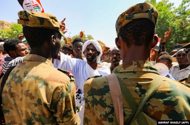 Des manifestants soudanais participent à un rassemblement demandant la dissolution du gouvernement de transition, devant le palais présidentiel à Khartoum, le 16 octobre 2021.