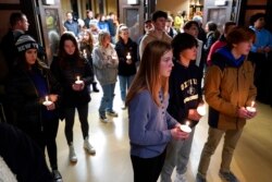 Para siswa menghadiri acara vigil di LakePoint Community Church di Oxford, Michigan, Selasa, 30 November 2021. (Foto: AP)